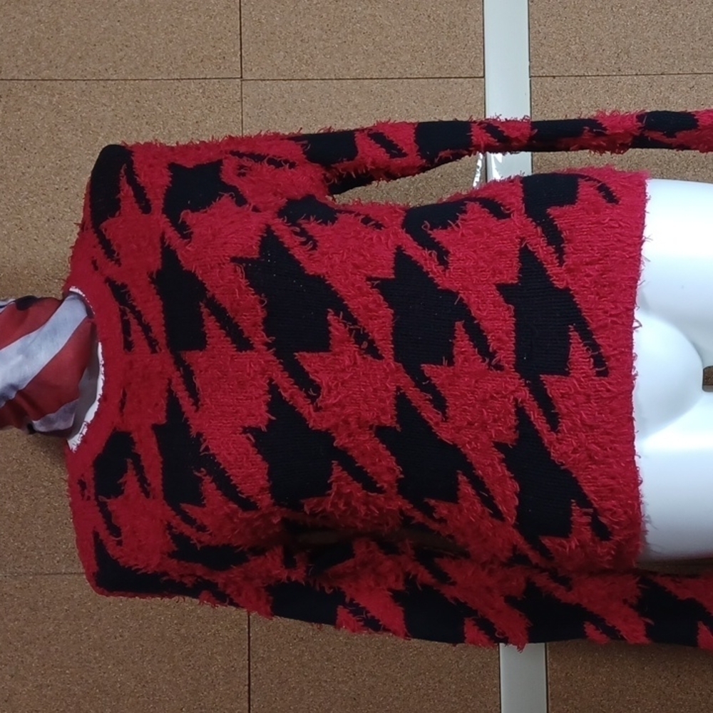 CATO WOMENS SWEATER SIZE MED IN A BEAUTIFUL BLACK AND RED COTTON BLEND